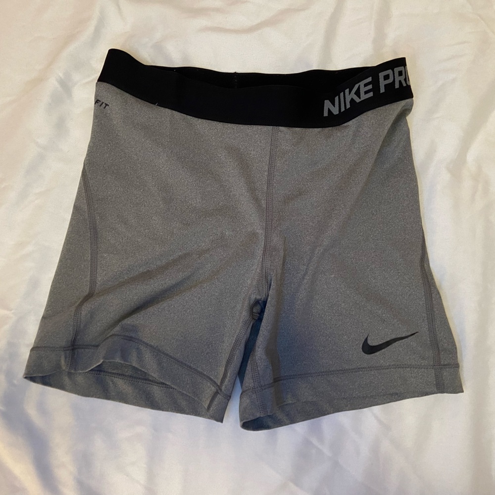 GREY NIKE PRO WOMENS Medium! Great condition and very comfy!!!